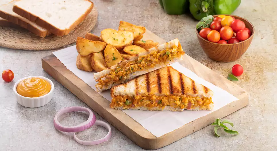 https://recipesblob.oetker.in/assets/3d6950a1502d453ca2e46e533c499f9d/964x526/tandoori-paneer-sandwich.webp
