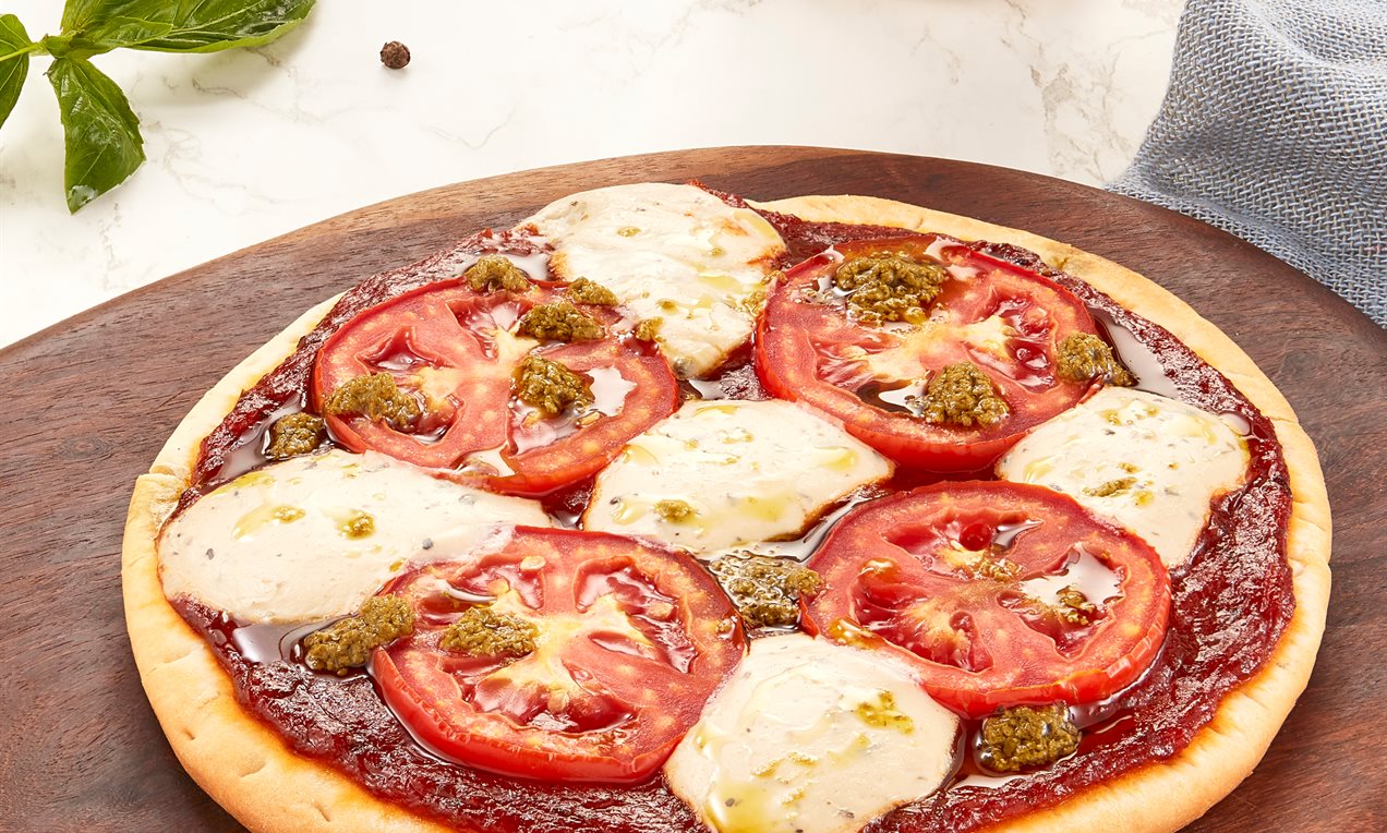 Tomato & Pesto pizza with cheese. Recipe | Dr. Oetker
